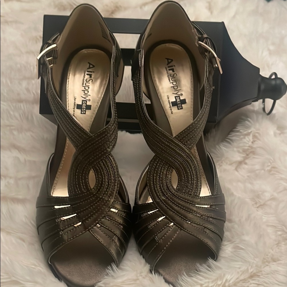 Brown Heels with T-Strap and Medium Heel